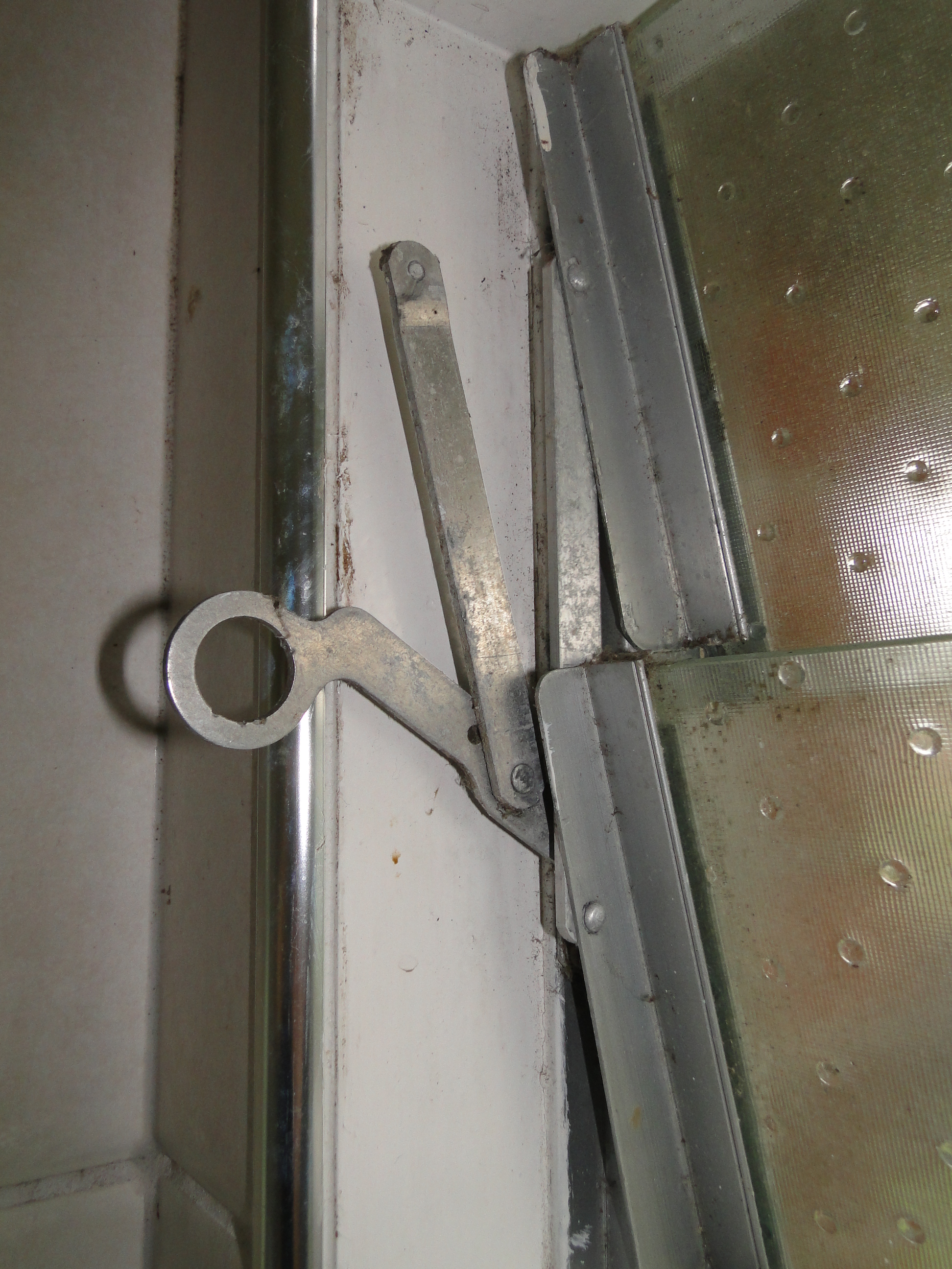 How to replace old aluminium window louvres or cooper louvres